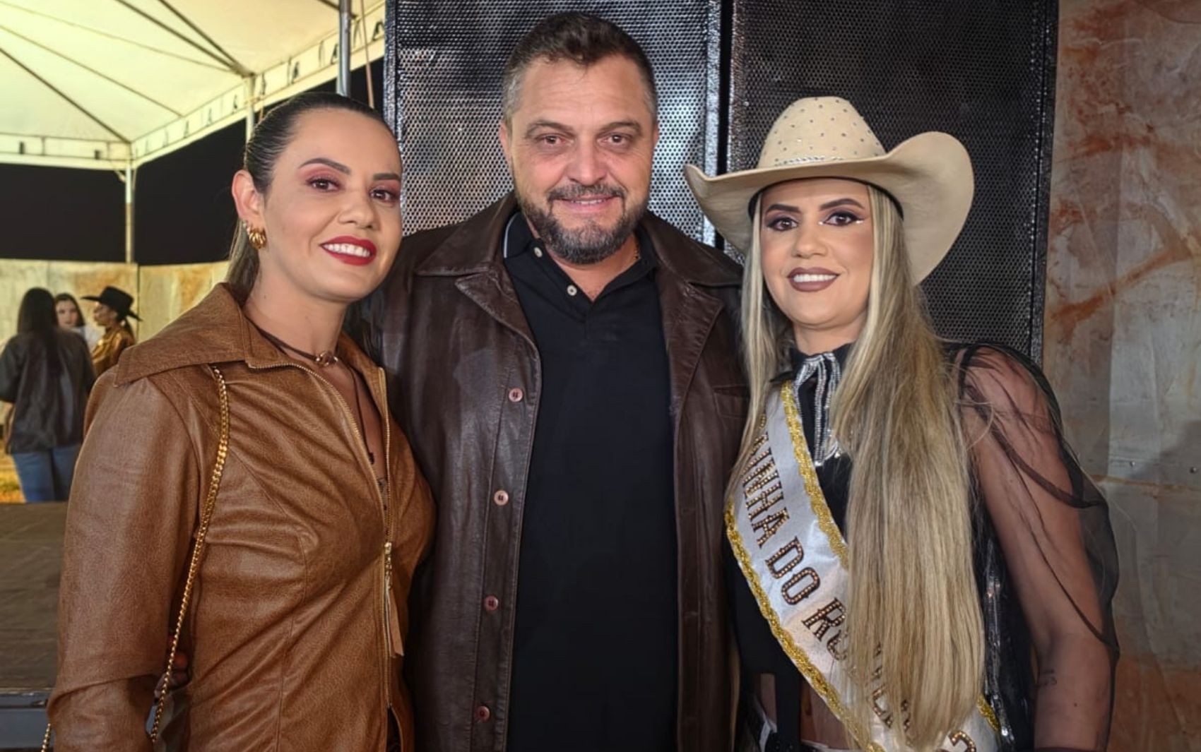 Rainha de rodeio revela que é casada com o mesmo homem que a irmã gêmea: 'Somos um trisal'