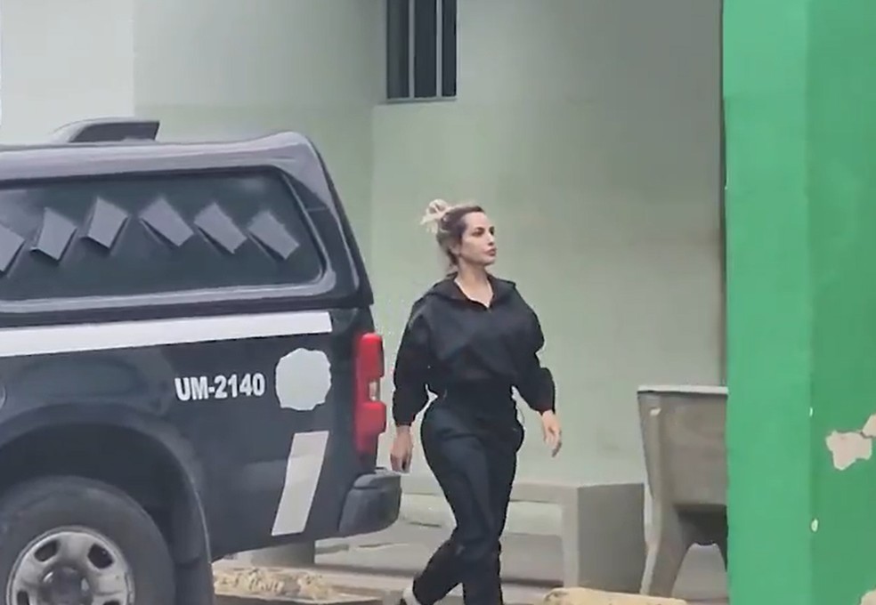 Deolane chega pra fazer exame de Corpo de Delito no IML no Recife — Foto: Reprodução