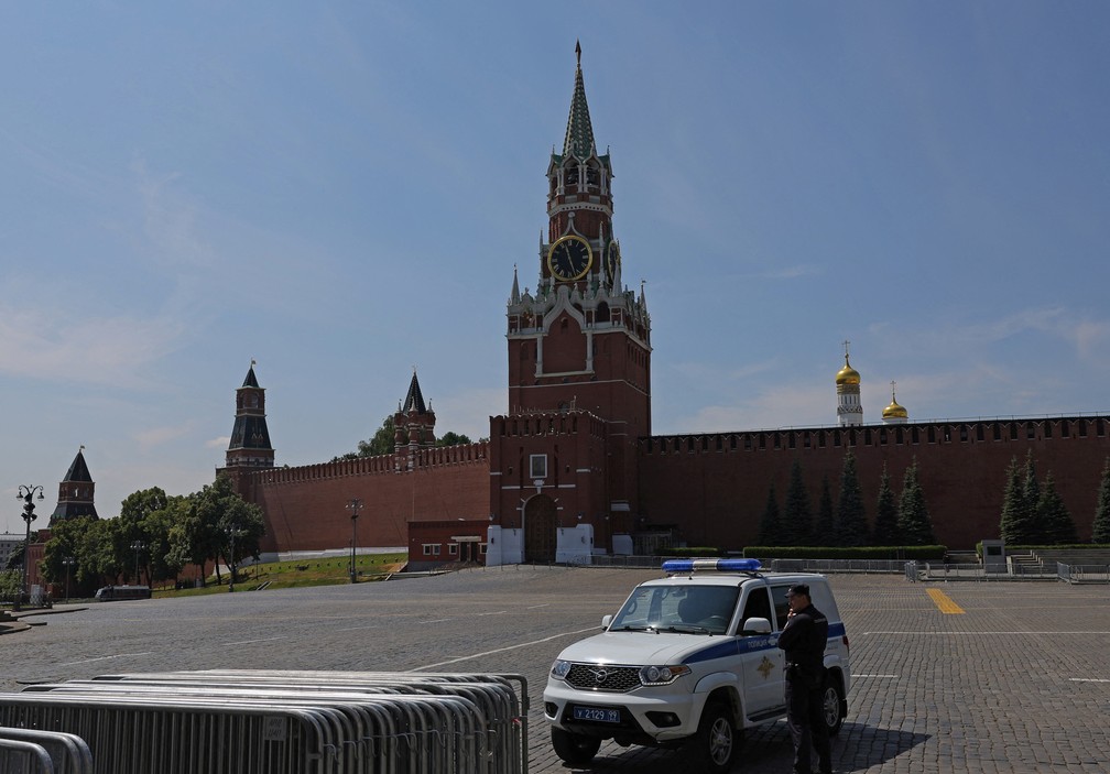 Oficial da polícia fica de plantão diante da Praça Vermelha, em Moscou no dia 25 de junho de 2023 — Foto: Evgenia Novozhenina/REUTERS