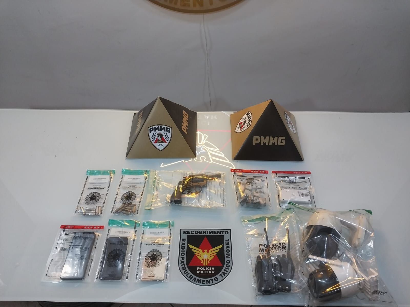 Arma, munições e maconha são apreendidas em casa de homem que tentou fugir por telhado em MG