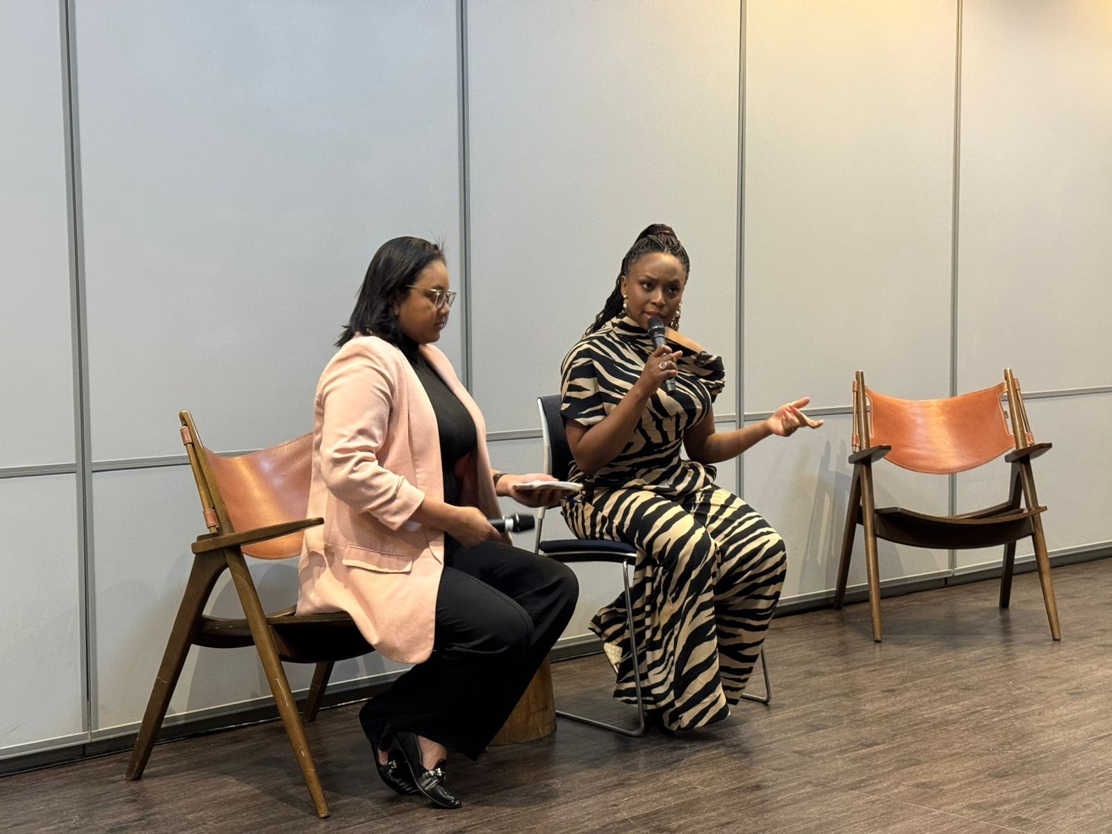 Na Bienal, Chimamanda Ngozi Adichie diz que falar sobre negritude e questões femininas ‘é lutar contra a opressão’