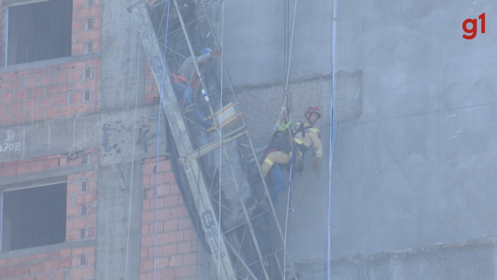 Trabalhadores são resgatados pelos bombeiros após ficarem pendurados a 45 metros de altura em prédio no PR — Foto: Sidnei Trindade/RPC Cascavel
