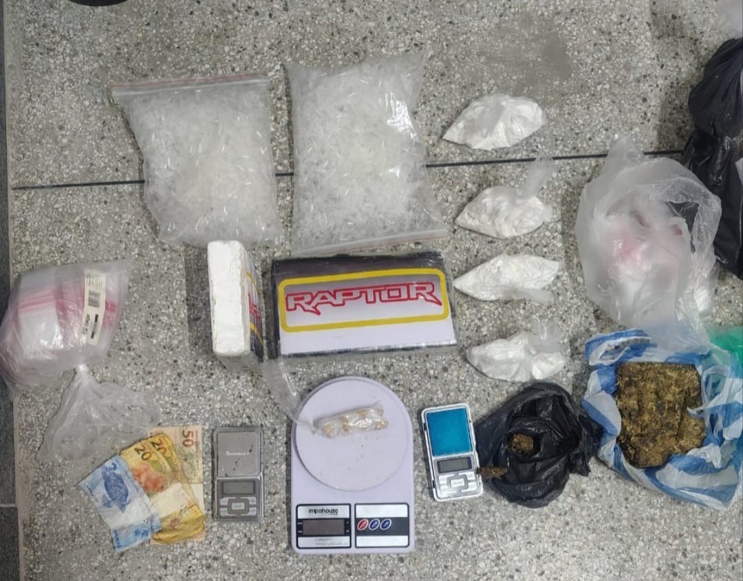 Suspeito de tráfico de drogas é preso pela Polícia Militar em Simões Filho, na Região Metropolitana de Salvador