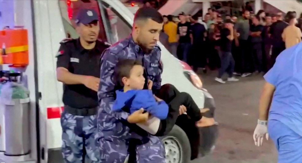Pessoas feridas s�o levadas ao hospital depois que ataque a�reo israelense atingiu um hospital, de acordo com o Minist�rio da Sa�de do Hamas � Foto: REUTERS TV