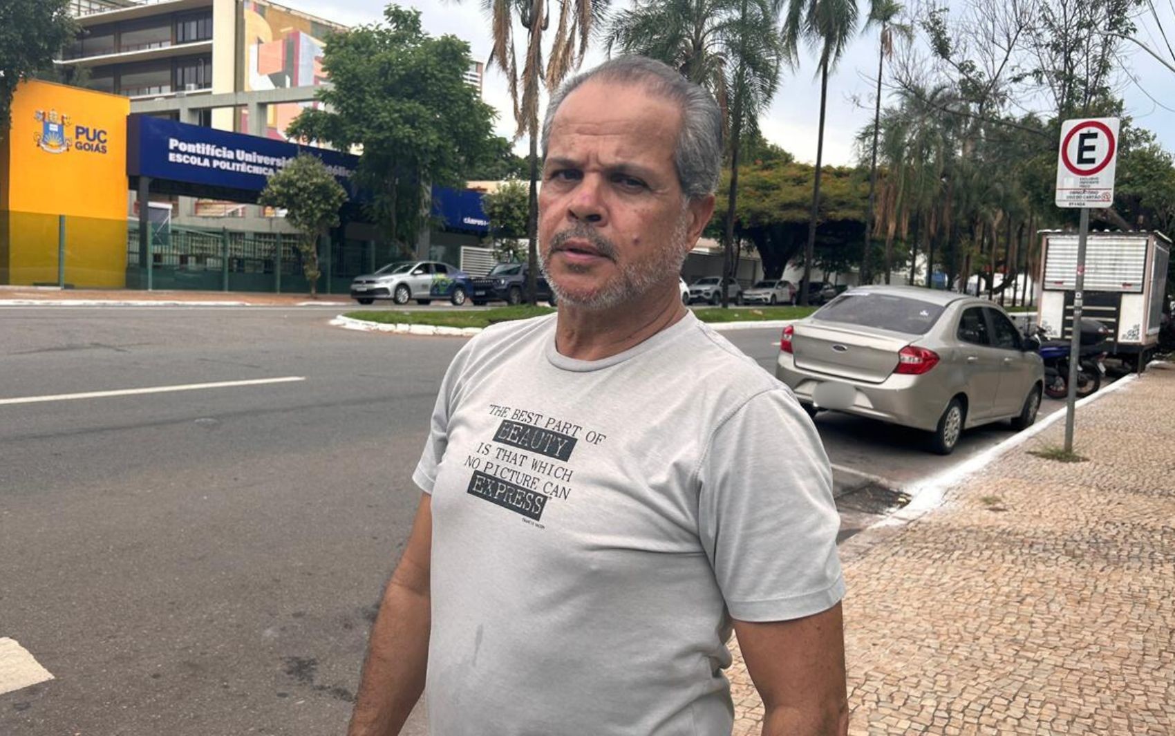 Professor abraça alunos há 27 anos na porta do Enem: ‘Uma palavra de carinho’