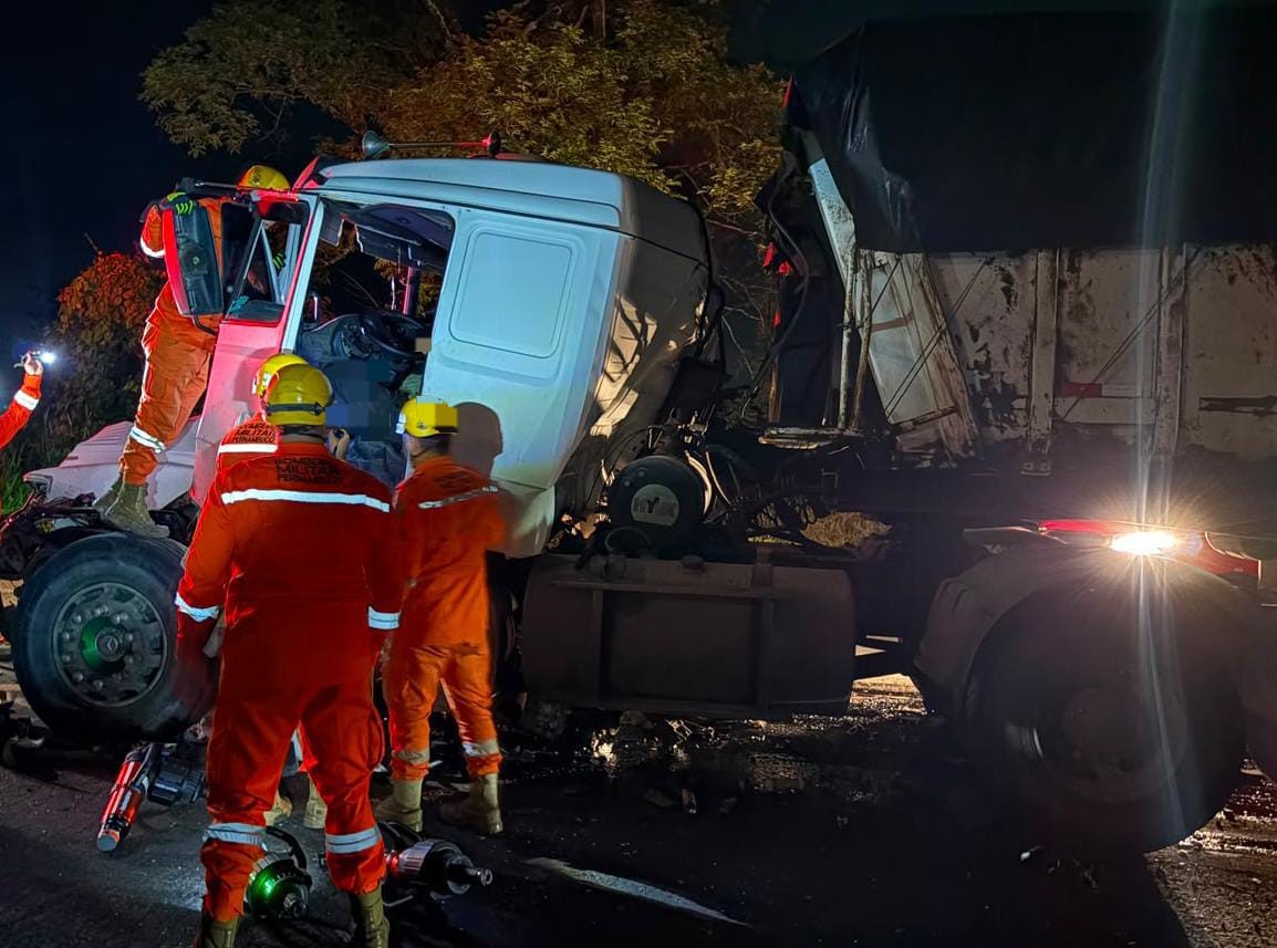 Motorista fica preso às ferragens e é resgatado por bombeiros após acidente entre dois caminhões na BR-101; VÍDEO