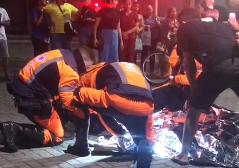 Bombeiros e Samu ajudaram no atendimento da vítima — Foto: TV Cabo Branco/Reprodução