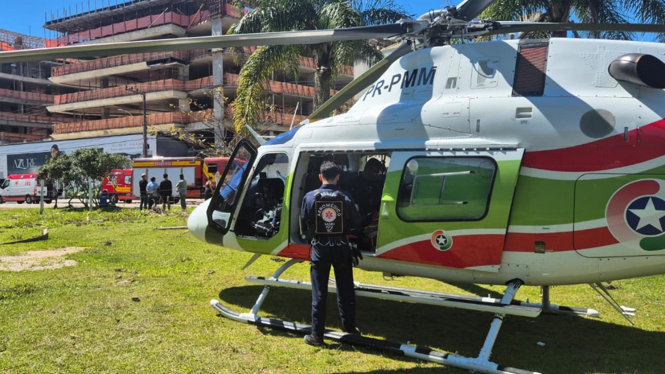 Laje de construção desaba sobre trabalhadores Florianópolis; homem morre e outros ficam feridos