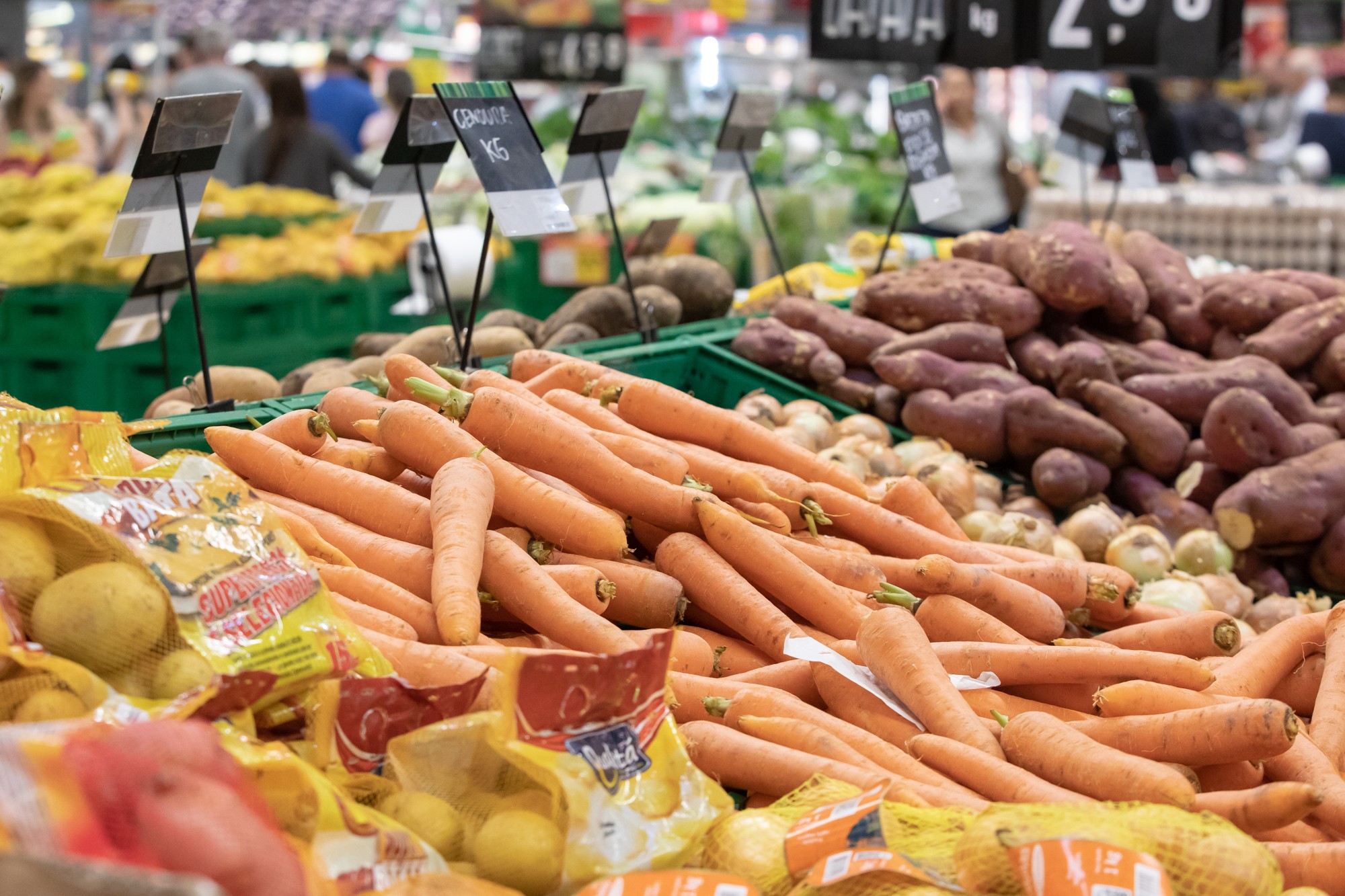 Por que os preços da cenoura, batata e cebola estão altos? Vão baixar? Entenda
