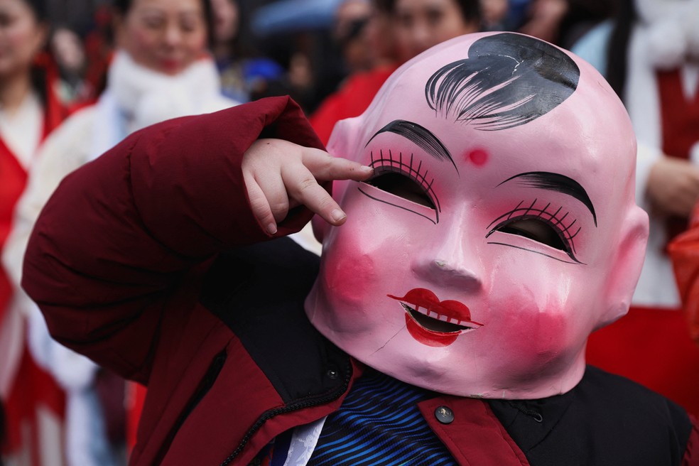 Artista posa para foto durante procissão do Ano Novo Chinês no Reino Unido, em foto de 14 de fevereiro de 2026 — Foto: Reuters/Temilade Adelaja