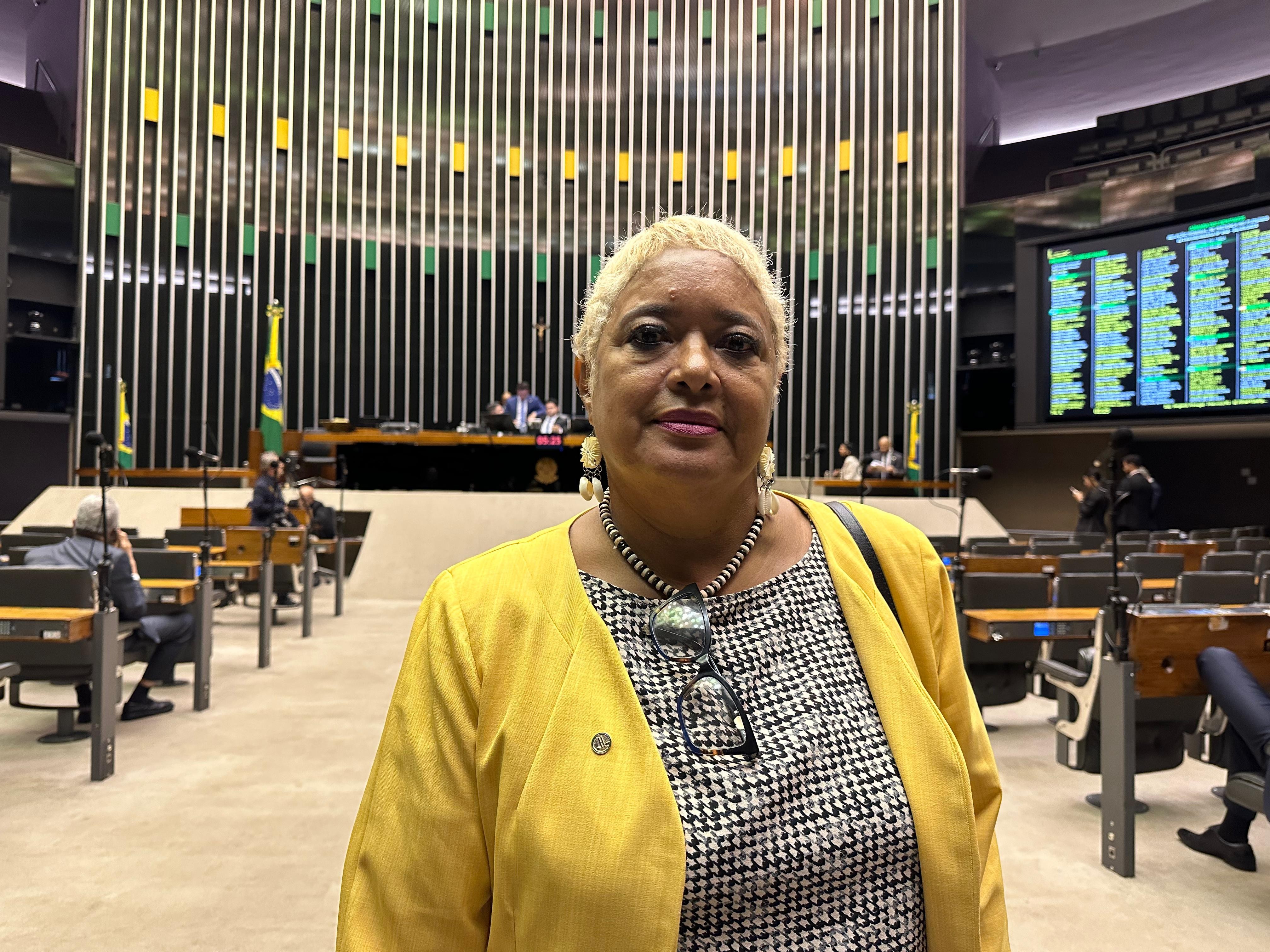 Deputada diz ser alvo de racismo na Câmara ao ser barrada em locais de livre acesso a parlamentares