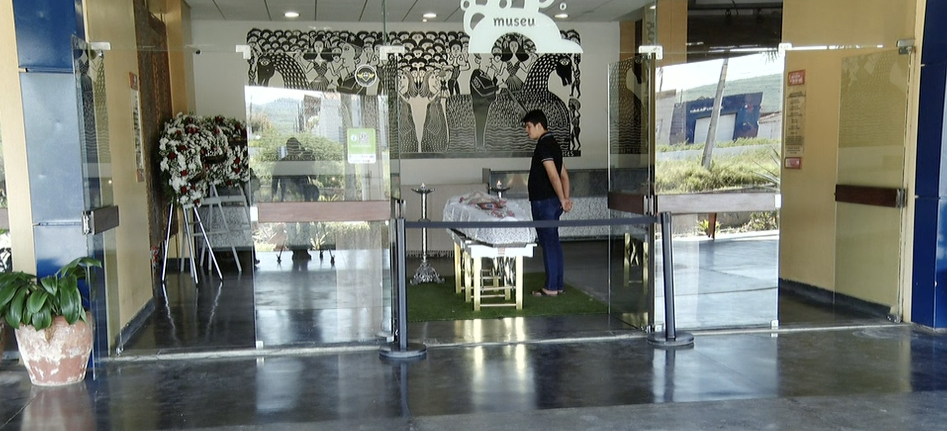 Corpo de J. Borges, artista e poeta pernambucano, é velado no Centro de Artesanato de Bezerros 