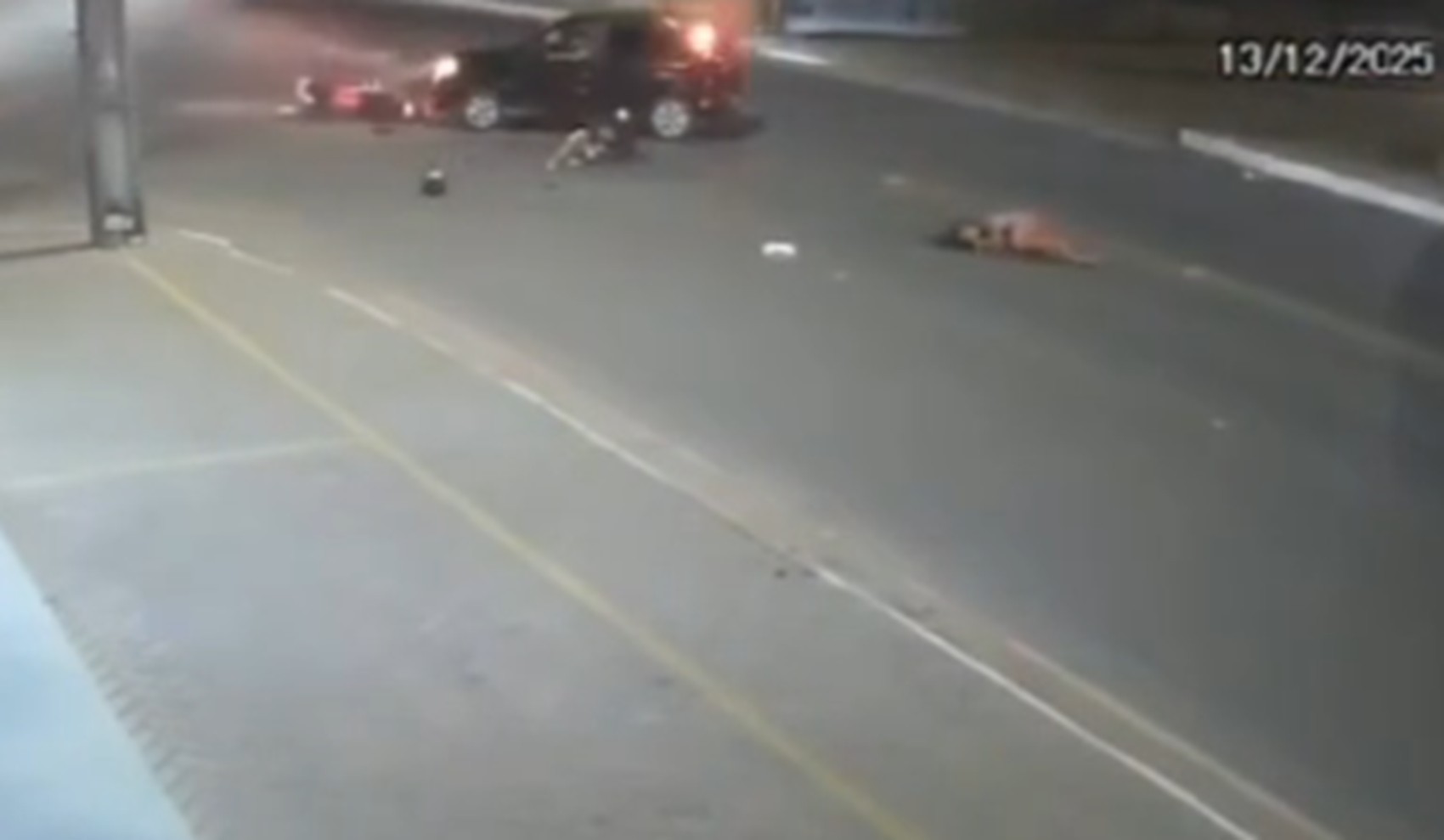 Mulher é arremessada e morre e motociclista fica ferido ao serem atingidos por carro em Paulista; VÍDEO