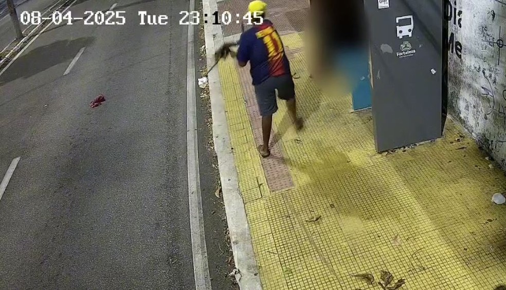Homem agride mulher usando um galho de árvore em parada de ônibus, em Fortaleza; agressor é preso — Foto: Secretaria Municipal da Segurança Cidadã de Fortaleza