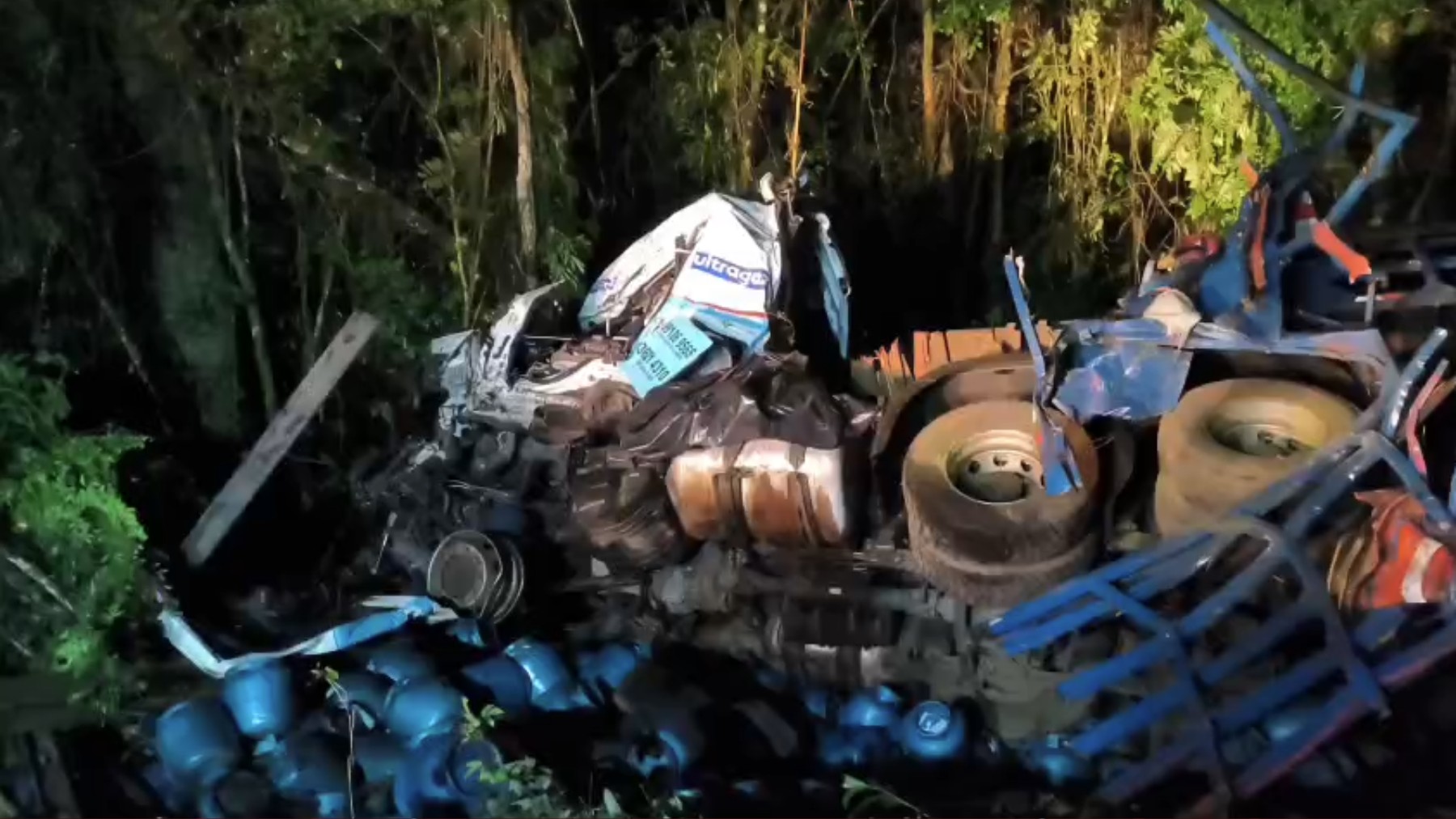 Acidente envolvendo um carro, quatro carretas e carga explosiva mata caminhoneiro na BR-476, no Paraná