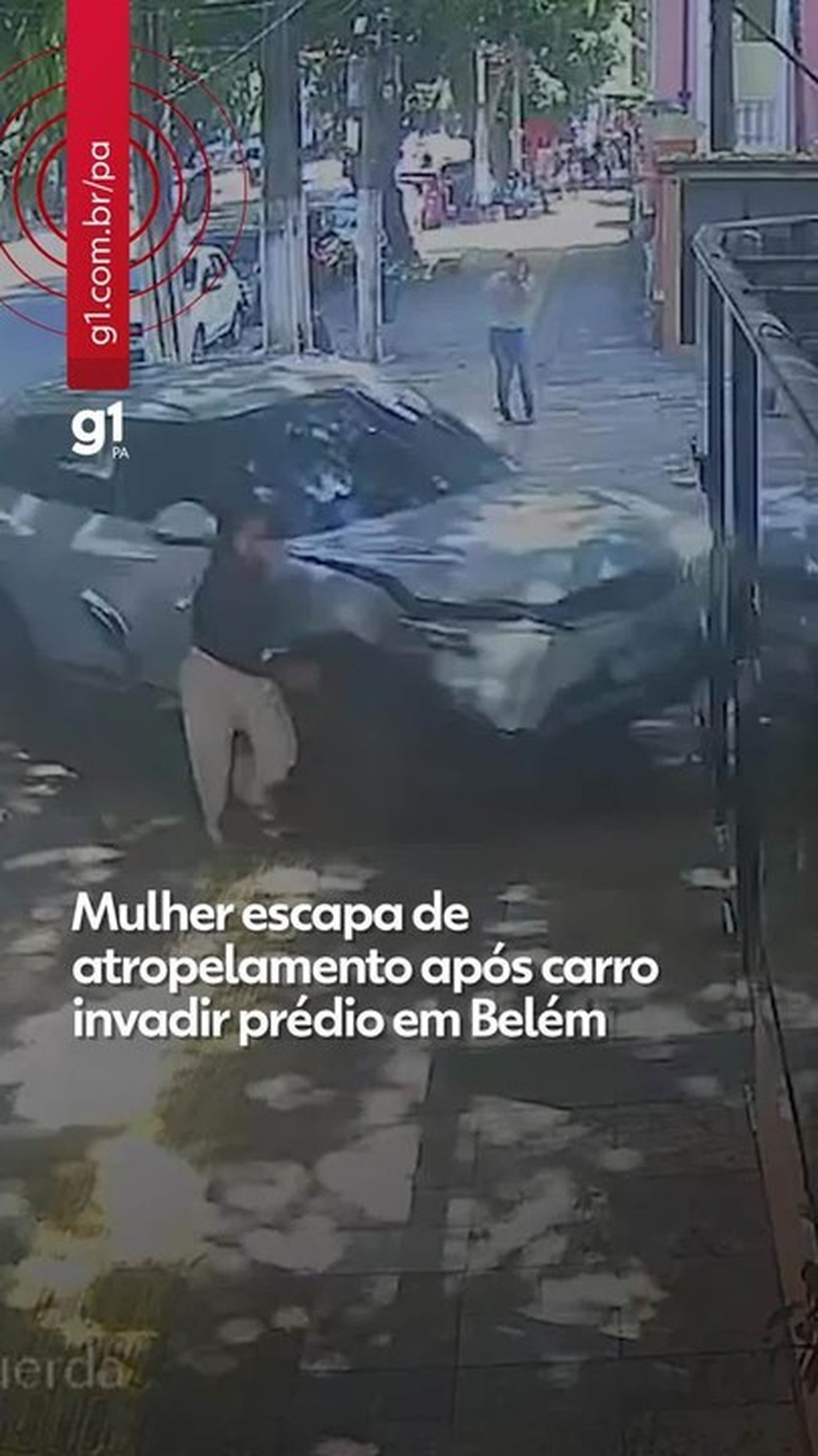 Mulher escapa de ser atropelada após carro invadir portaria de prédio em Belém