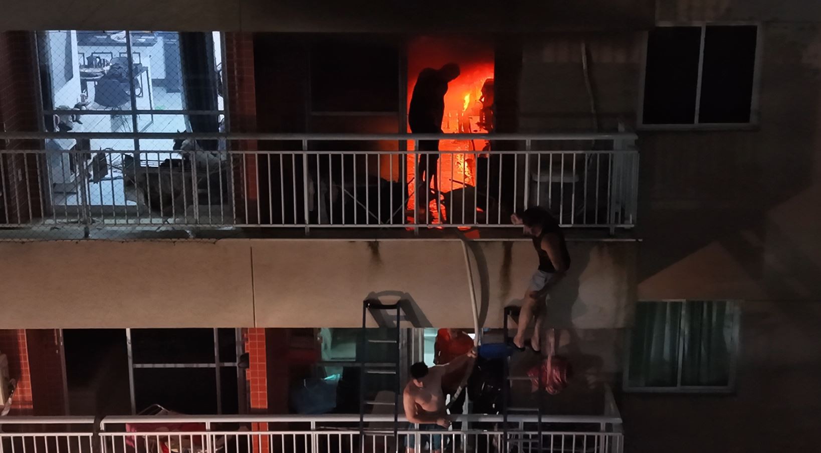 Vídeo: Incêndio atinge apartamento em Fortaleza após moradora perceber problema em ar-condicionado