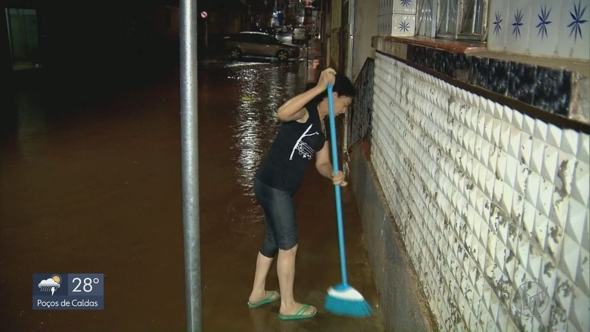 Chuva Alaga Ruas, Causa Queda De Energia E Corte No Fornecimento De ...