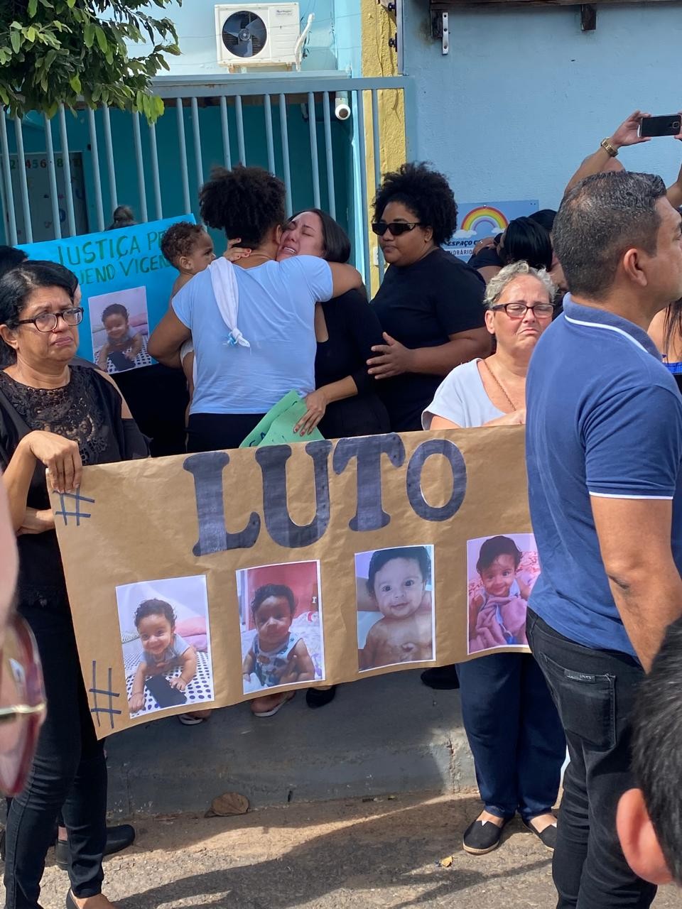 Moradores fazem protesto em frente a creche de Várzea Grande (MT) em que bebê de 5 meses morreu 