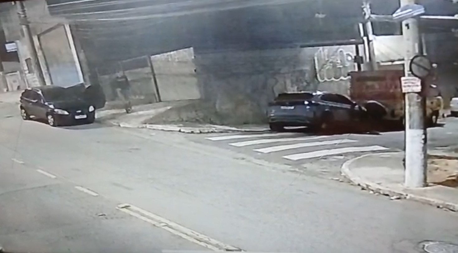 VÍDEO: câmera de segurança registra furto de rodas de carro na Zona Norte de SP