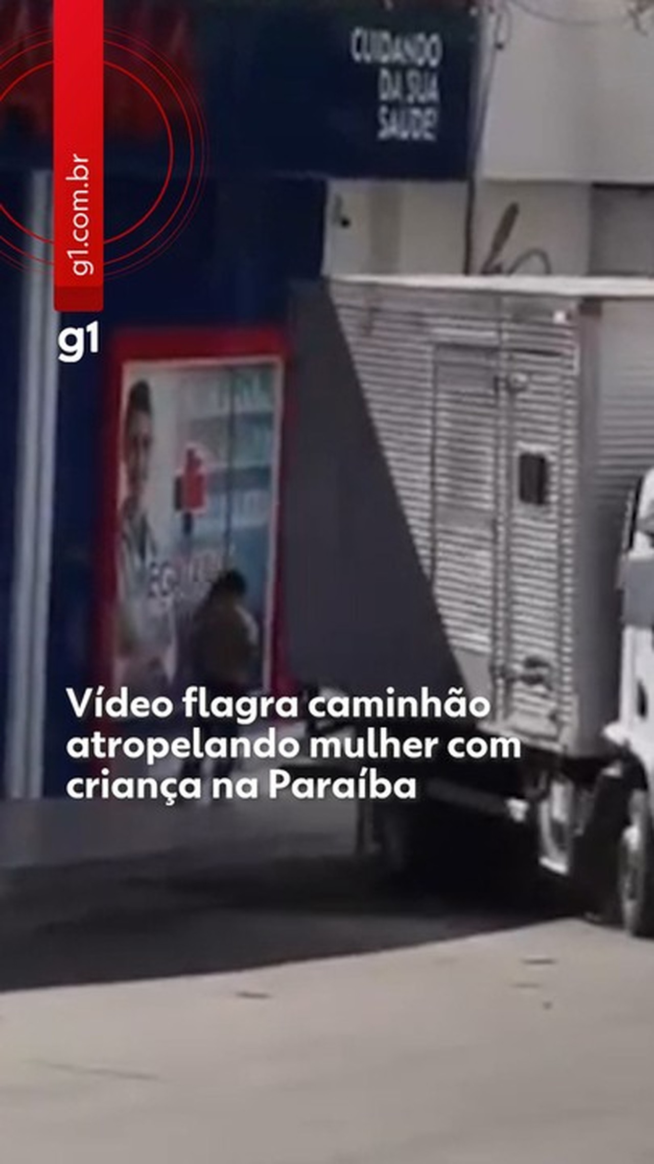 Caminhão perde freio, volta de ré e atropela mulher na frente de farmácia no Sertão da PB; VÍDEO