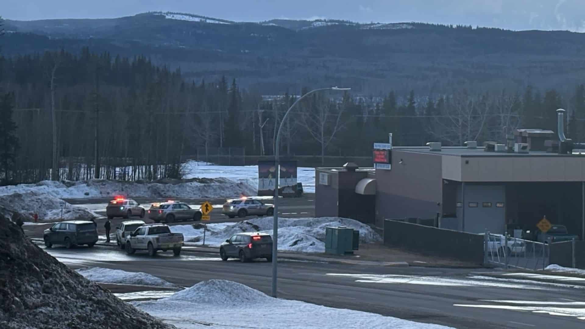 Ataque em escola deixa 9 mortos e 25 feridos no Canadá; atiradora também morreu
