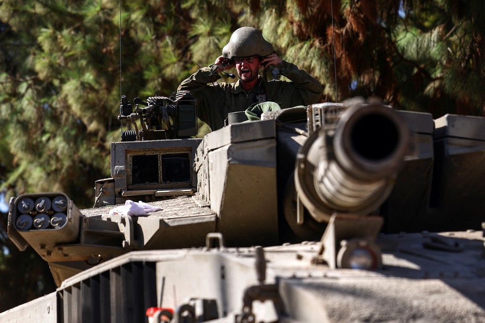 Um soldado israelense em um tanque perto da fronteira de Israel com o Líbano, no norte de Israel, em 25 de outubro de 2023. — Foto: REUTERS/Lisi Niesner
