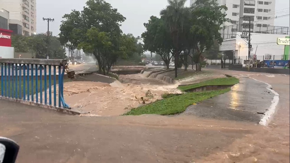 Córrego do Barbado transbordou e alagou a Avenida Tancredo Neves, em Cuiabá — Foto: TVCA