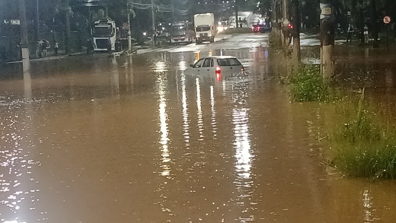 Chuva forte provoca alagamentos e transtornos em Santa Luzia na Grande BH; VÍDEO