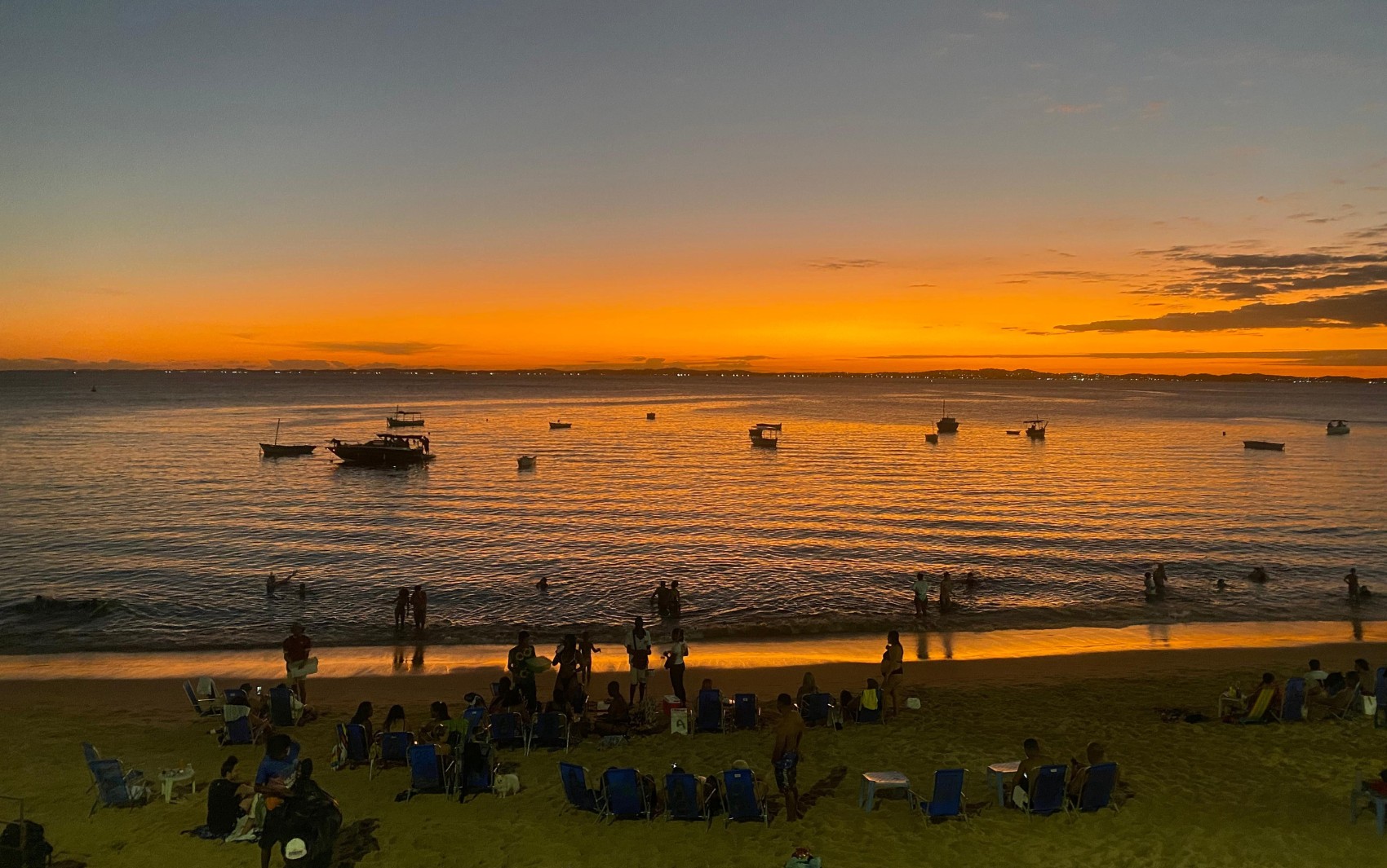 Banho de mar à noite: entenda o que influencia na temperatura da água do Porto da Barra, em Salvador