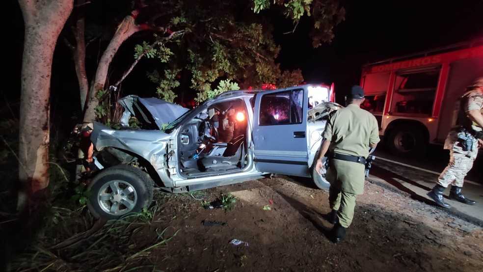 Duas pessoas focaram feridas na BR-242  Foto: Copro de Bombeiros