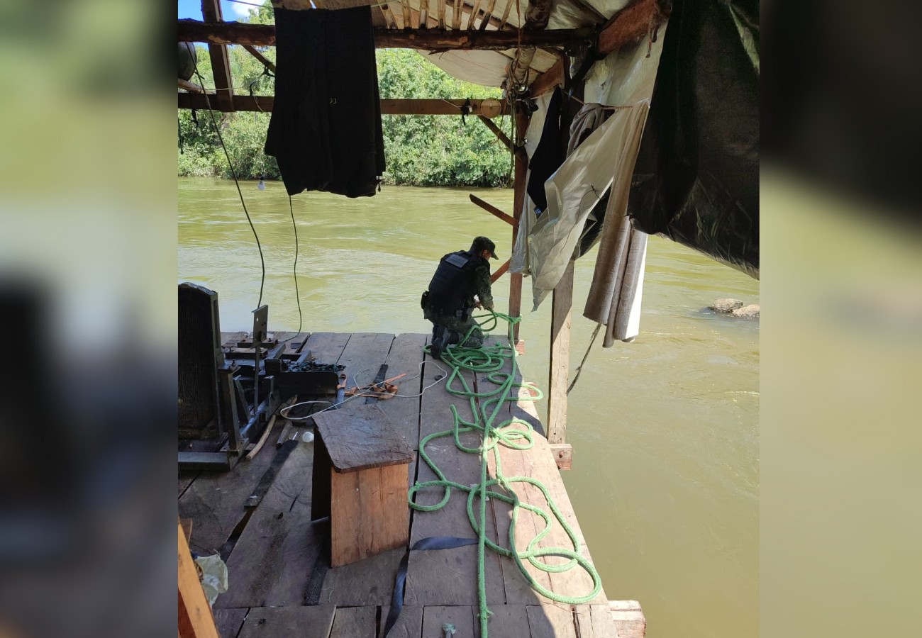 Garimpo ilegal é descoberto dentro de rio no TO; operação destrói estruturas e suspeitos fogem 