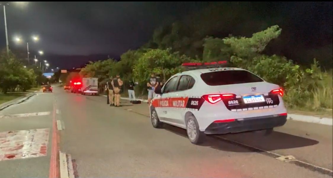 Homem perde controle de moto, bate contra estacas de concreto e morre, em João Pessoa