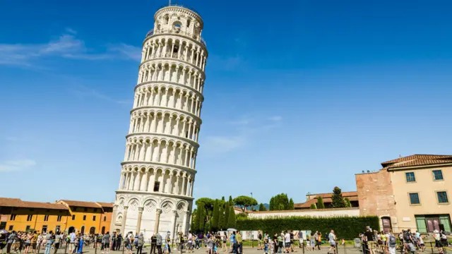 Por que a Torre de Pisa inclina, mas não cai?
