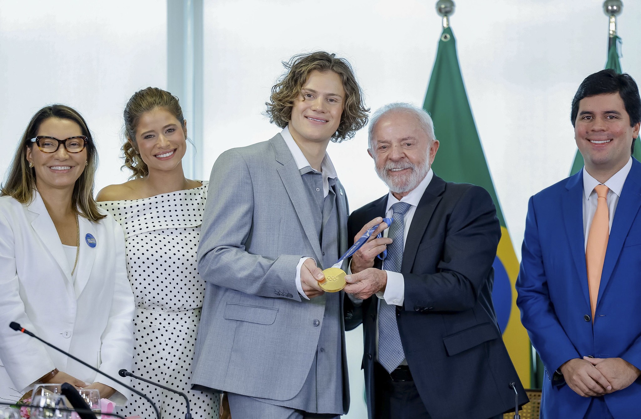 Lula se encontra com Lucas Pinheiro, atleta que conquistou a primeira medalha de ouro do Brasil nos Jogos de Inverno