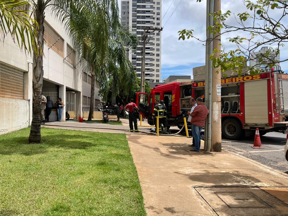 Bombeiros estiveram no local e fizeram o rescaldo — Foto: Mariana Mouro