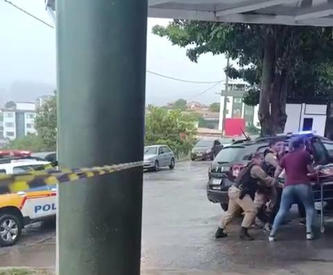 Adolescente é arrastada pela enxurrada e se afoga embaixo de caminhão em BH; estado dela é grave