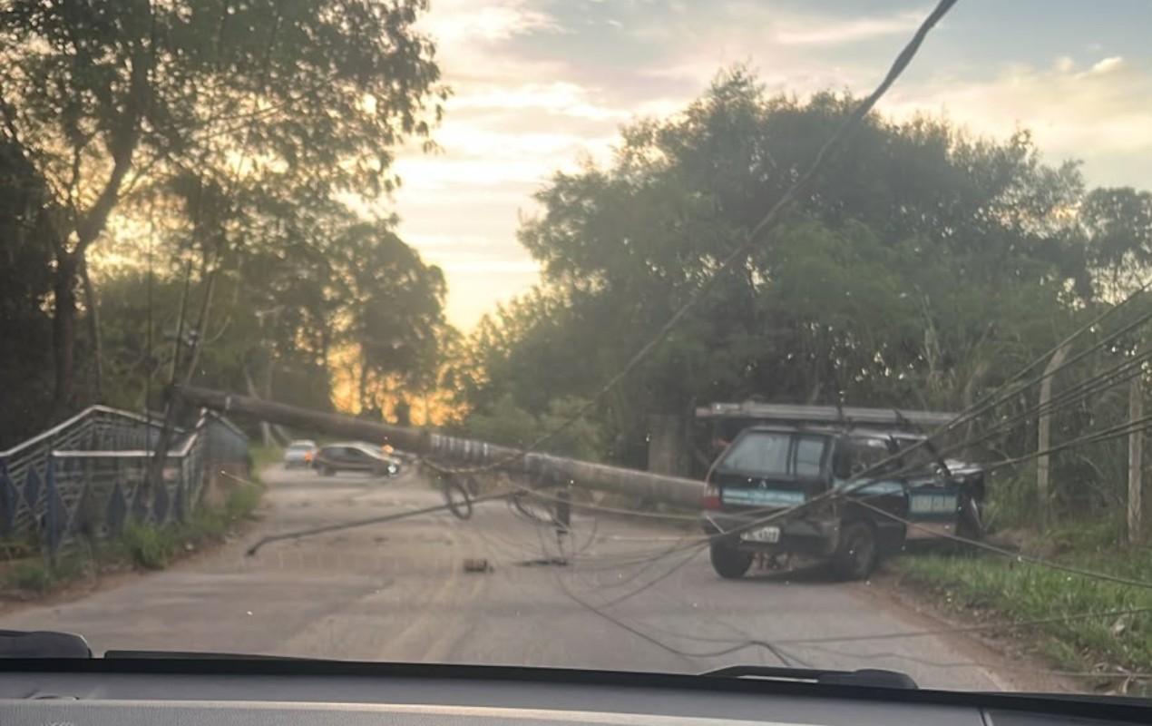 Motorista bate em poste e deixa bairros sem energia em Sorocaba