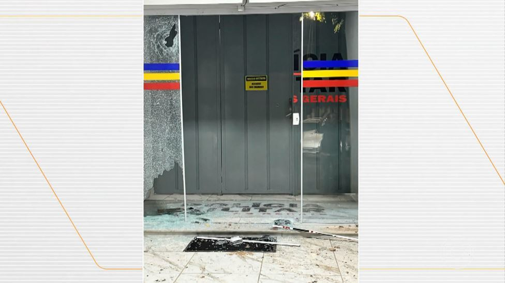 Sede da Polícia Militar foi atingida por disparos em Guaxupé, MG — Foto: Reprodução