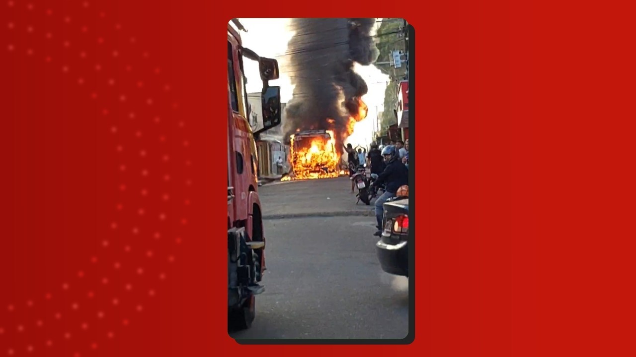 Ônibus de rota de trabalhadores do Distrito Industrial é destruído por incêndio na Zona Norte Manaus; VÍDEO