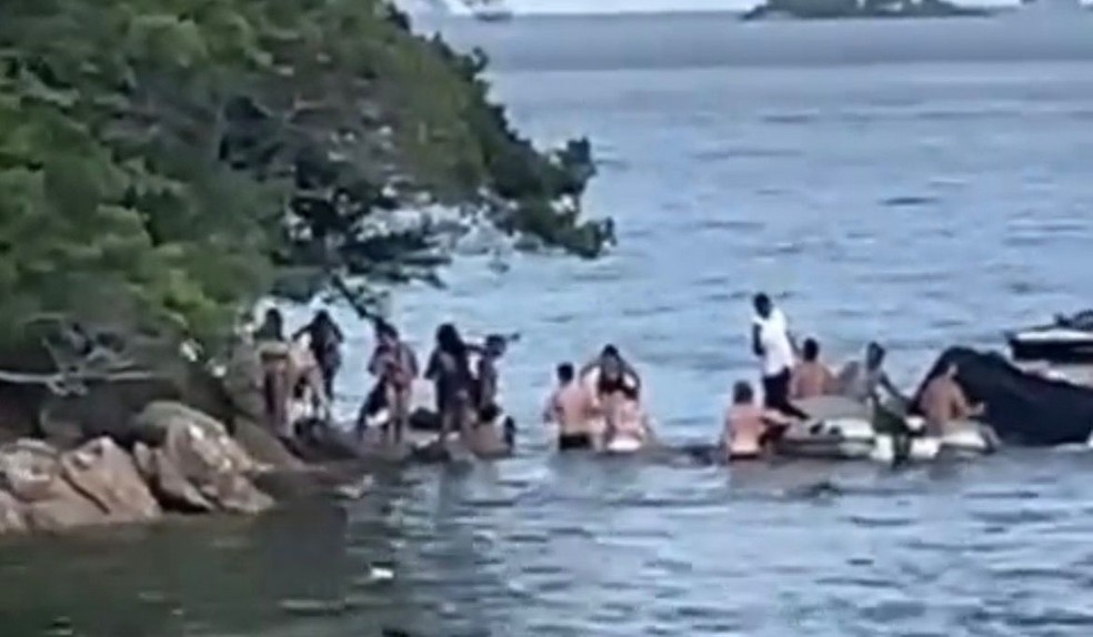 VÍDEO: Italiano fica ferido em naufrágio de lancha em Angra dos Reis; cerca de 12 pessoas estavam na embarcação — Foto: Divulgação/Redes Sociais