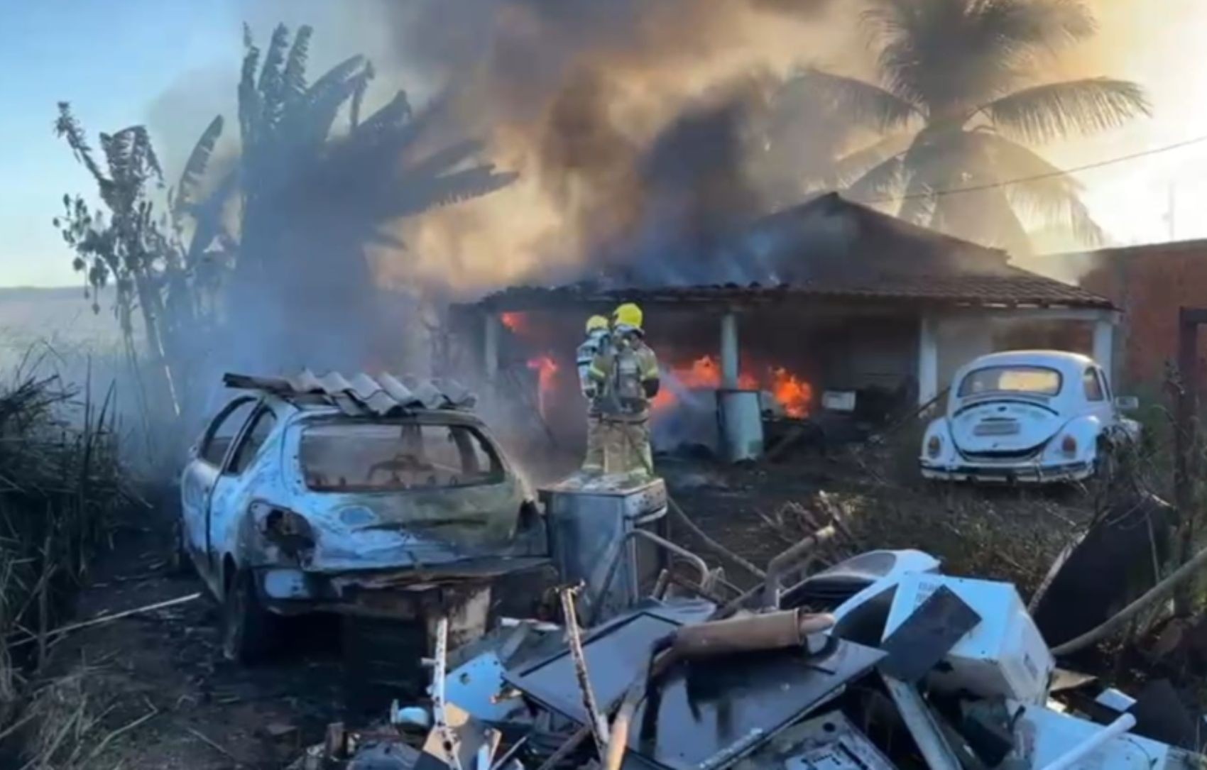 Incêndio em vegetação se alastra e atinge veículos e residência no município de Lagarto
