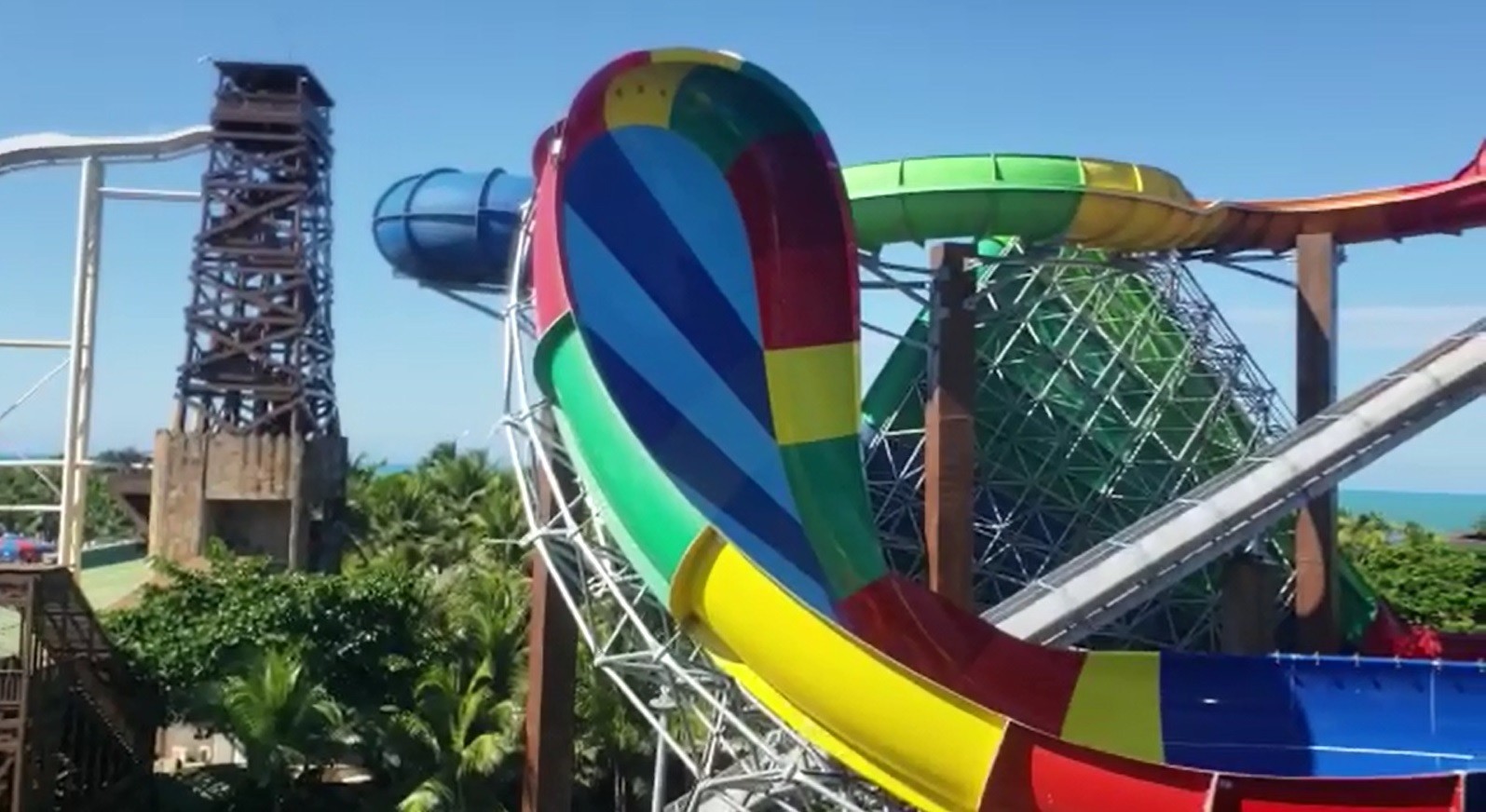 Turista morre ao cair de brinquedo no Beach Park, na Grande Fortaleza