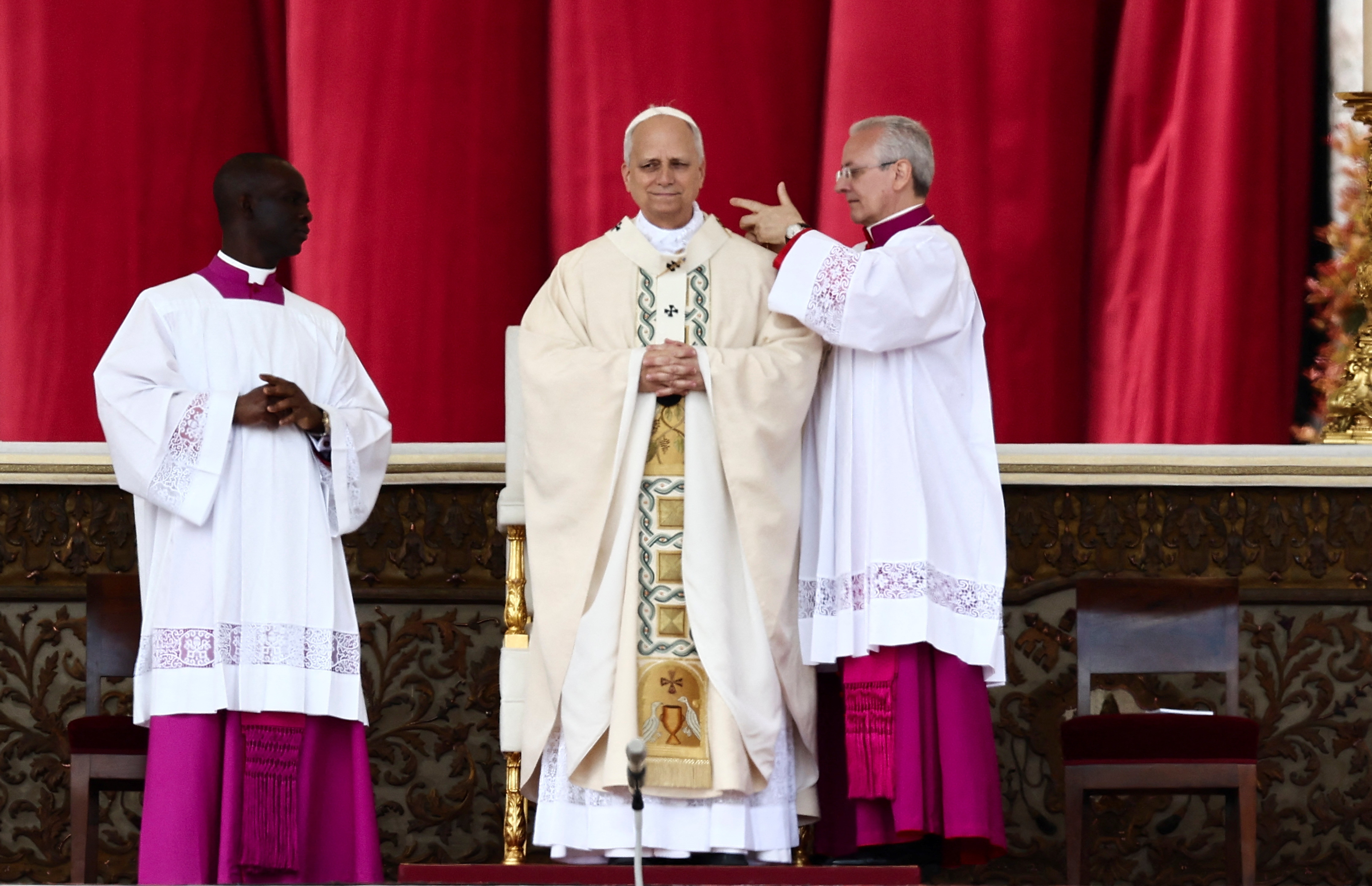 Pálio e Anel do Pescador: entenda simbologia dos itens recebidos por papa Leão XIV durante missa inaugural