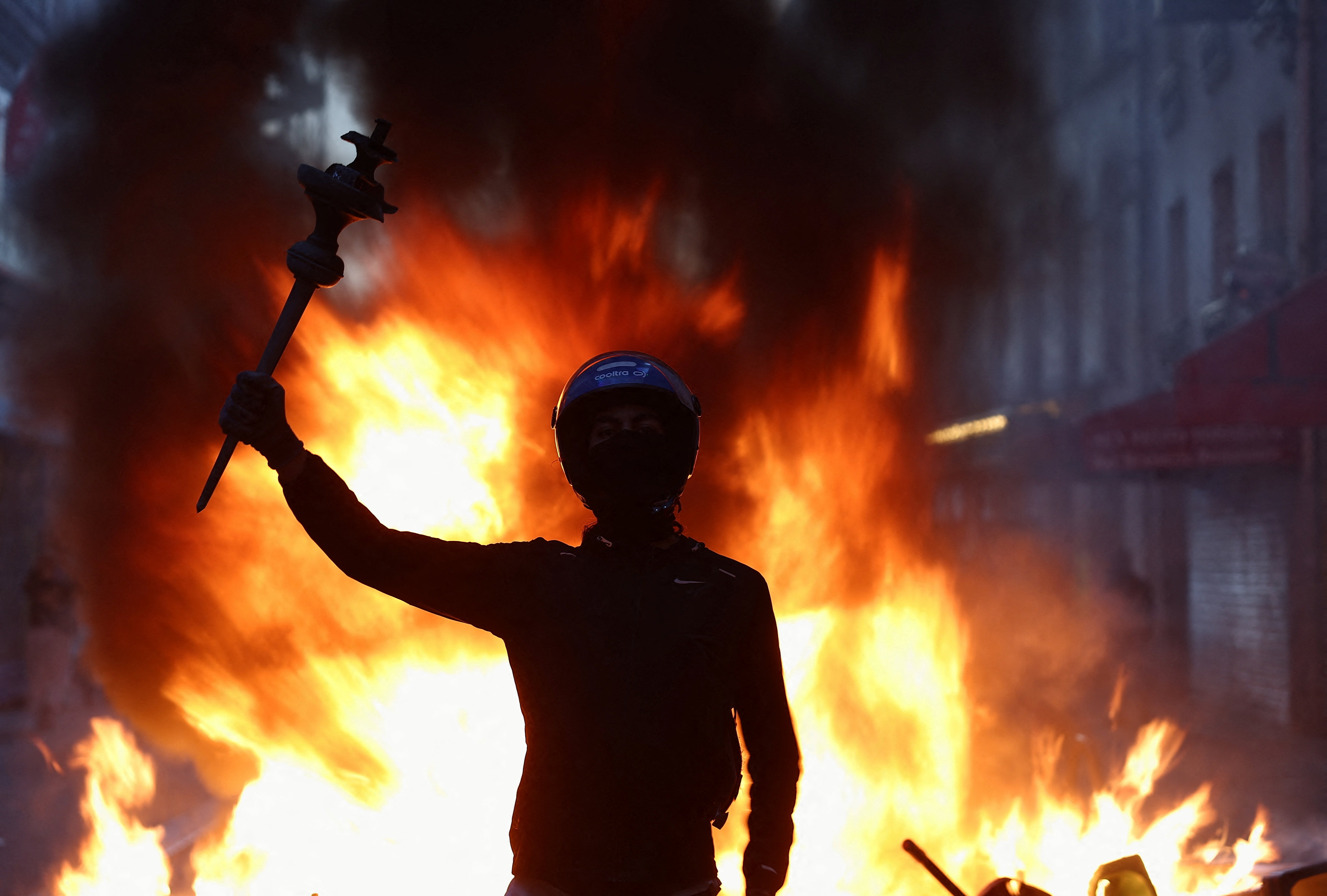 Como protesto estudantil evoluiu na França, levou 500 mil às ruas e mergulhou Paris no caos