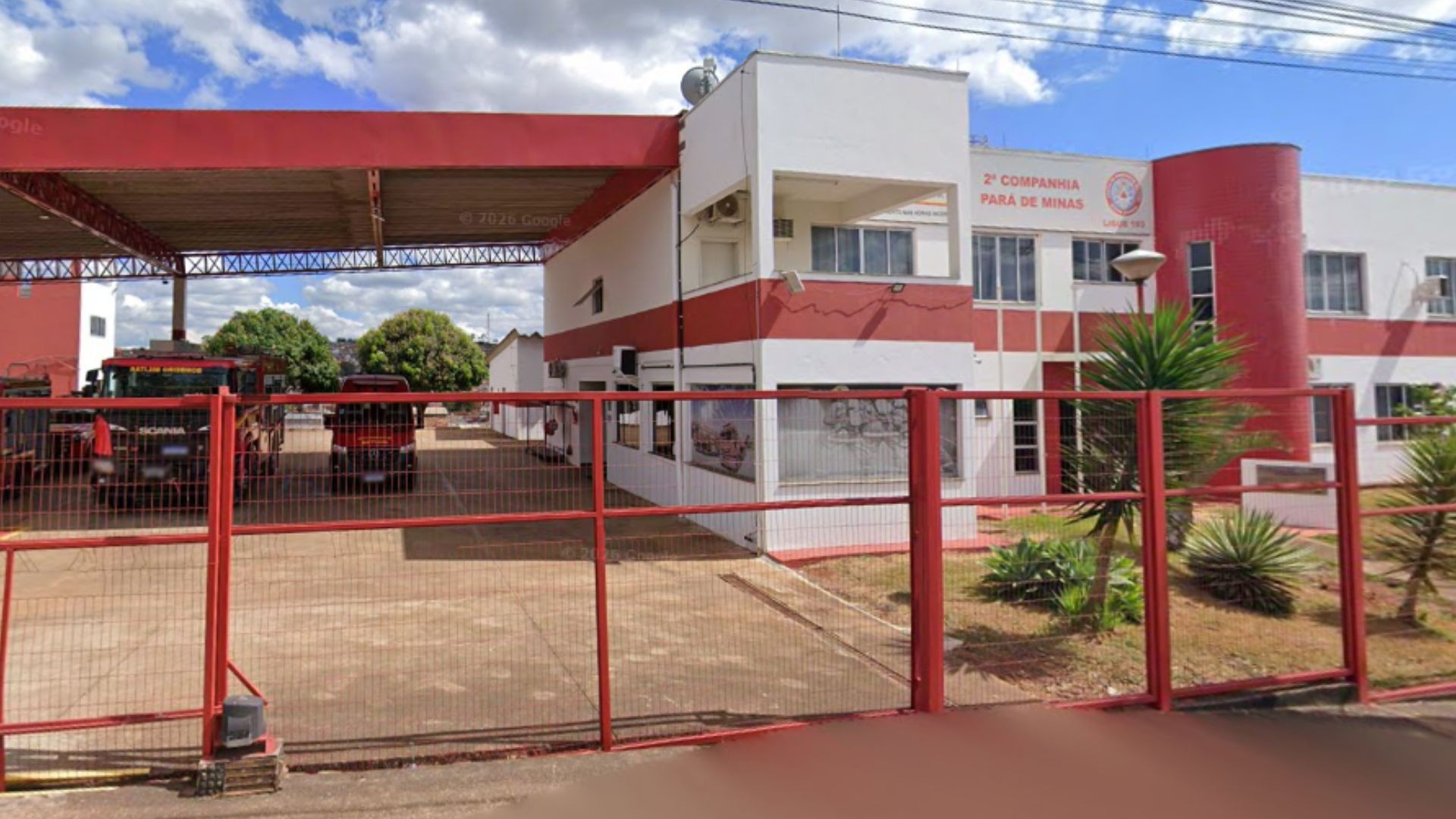 Trabalhador soterrado até o pescoço em silo de minério é resgatado por bombeiros em MG