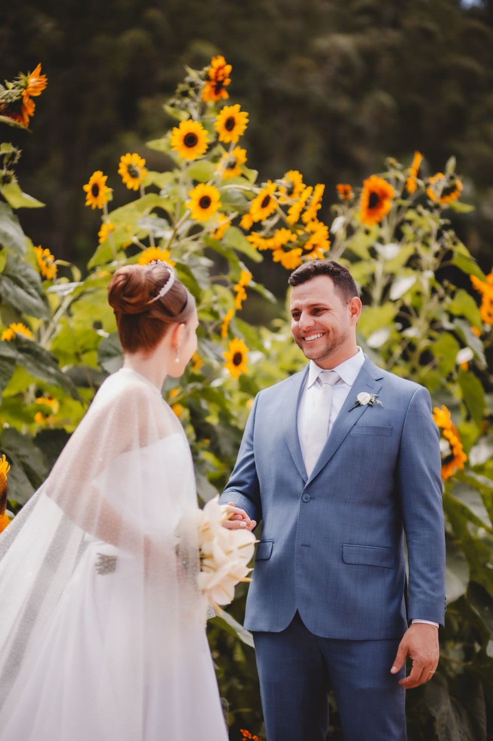 Lívia Ambrosim e Vagno Beltrame sempre gostaram de flores amarelas e casaram com girassóis que a própria família plantou em Venda Nova do Imigrante, Espírito Santo — Foto: Acervo pessoal
