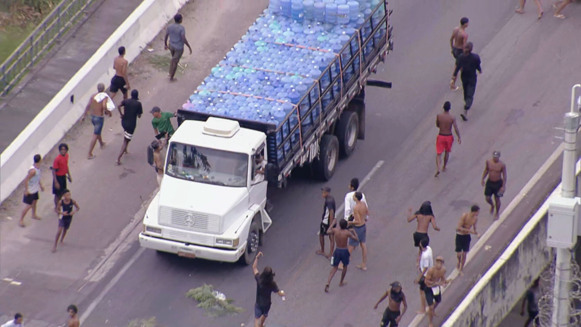 Policiais civis são atacados na Vila Sapê, e manifestantes fecham a Rio-Teresópolis após morte de morador 