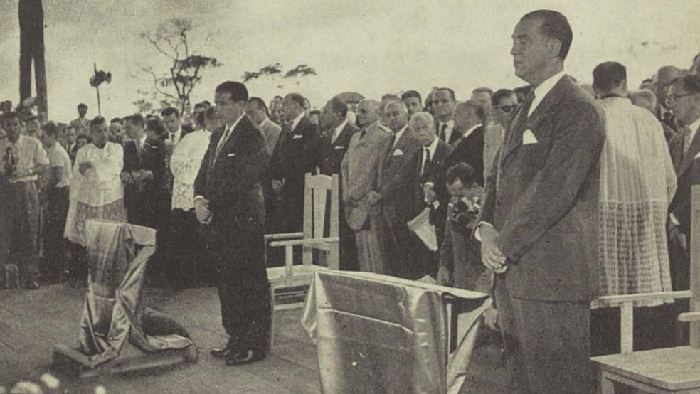 Imagem de arquivo mostra o então presidente JK e o então vice-presidente João Goulart durante a primeira missa de Brasília, em 3 de maio de 1957 — Foto: Revista Brasília da Novacap / Arquivo Público do DF