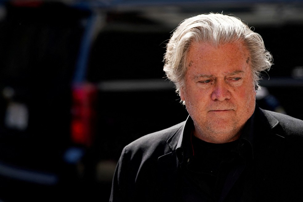 Steve Bannon, ex-assessor de Donald Trump, chegando à Corte dos EUA em Washington — Foto: Elizabeth Frantz/REUTERS